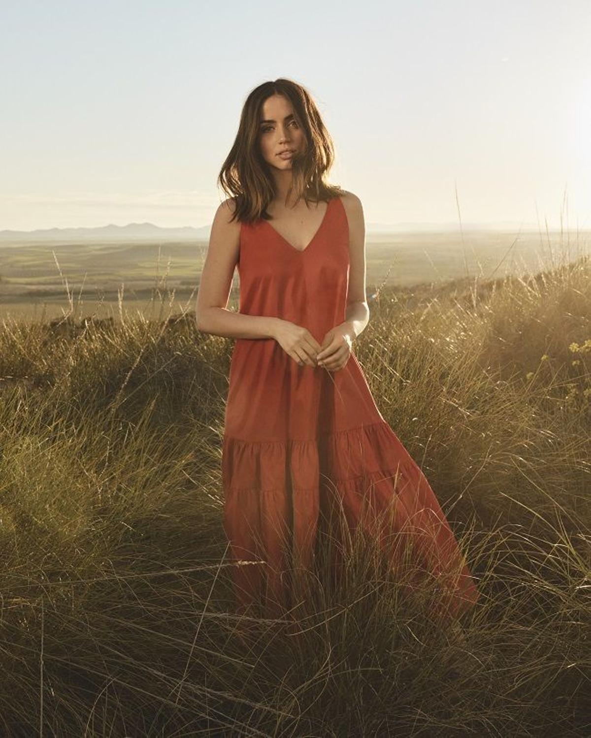 El look de Ana de Armas con vestido para la campaña 'Ya es Primavera' de El Corte Inglés