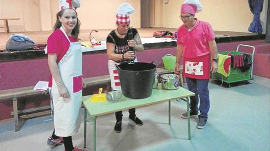 Los jovenes aprenden nociones de teatro, cocina y percusión