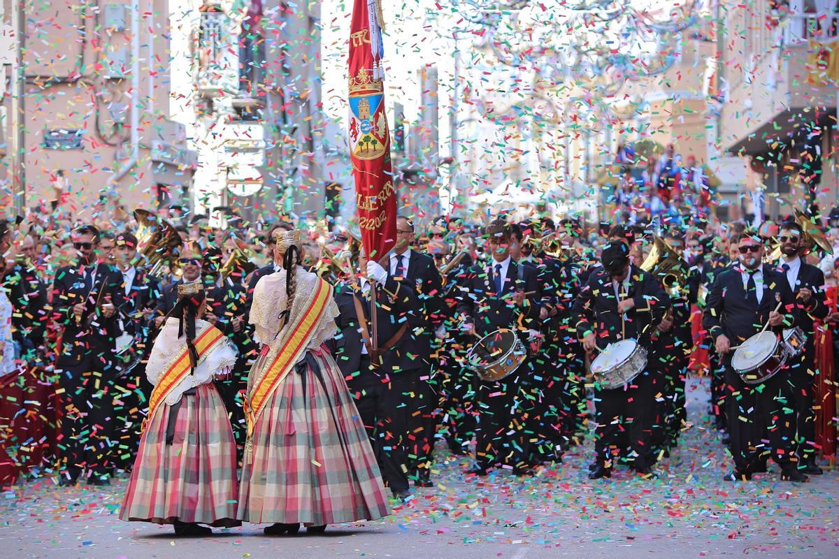 Villena ofrece un marco inigualable: con más de 15.000 personas desfilando y miles de músicos acompañando