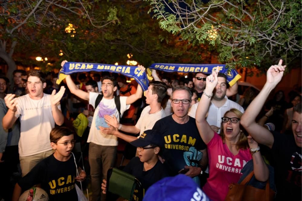 Los aficionados del UCAM lo celebran desde la universidad