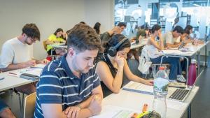 Varios estudiantes se preparan los exámanes de la selectividad, en la biblioteca Agustí Centelles de Barcelona.