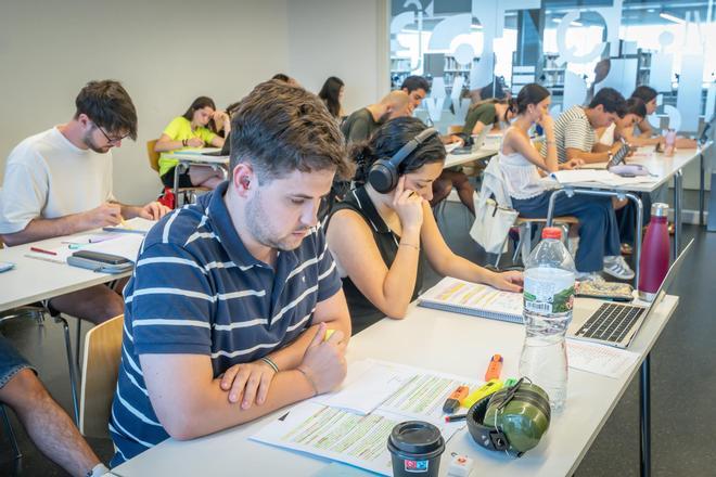 Varios estudiantes se preparan los exámanes de la selectividad, en la biblioteca Agustí Centelles de Barcelona.