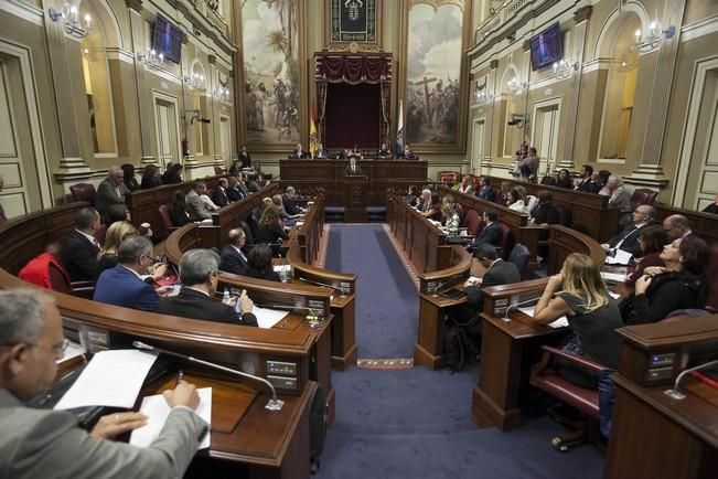 19/01/2017.CANARIAS.Pleno del Parlamento de Canarias..Fotos: Carsten W. Lauritsen