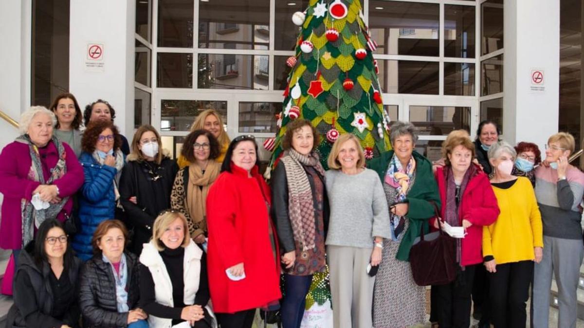 Las ganchilleras de Bétera, junto a la alcaldesa. En la siguiente imagen, el árbol de Villar.  | LEVANTE-EMV