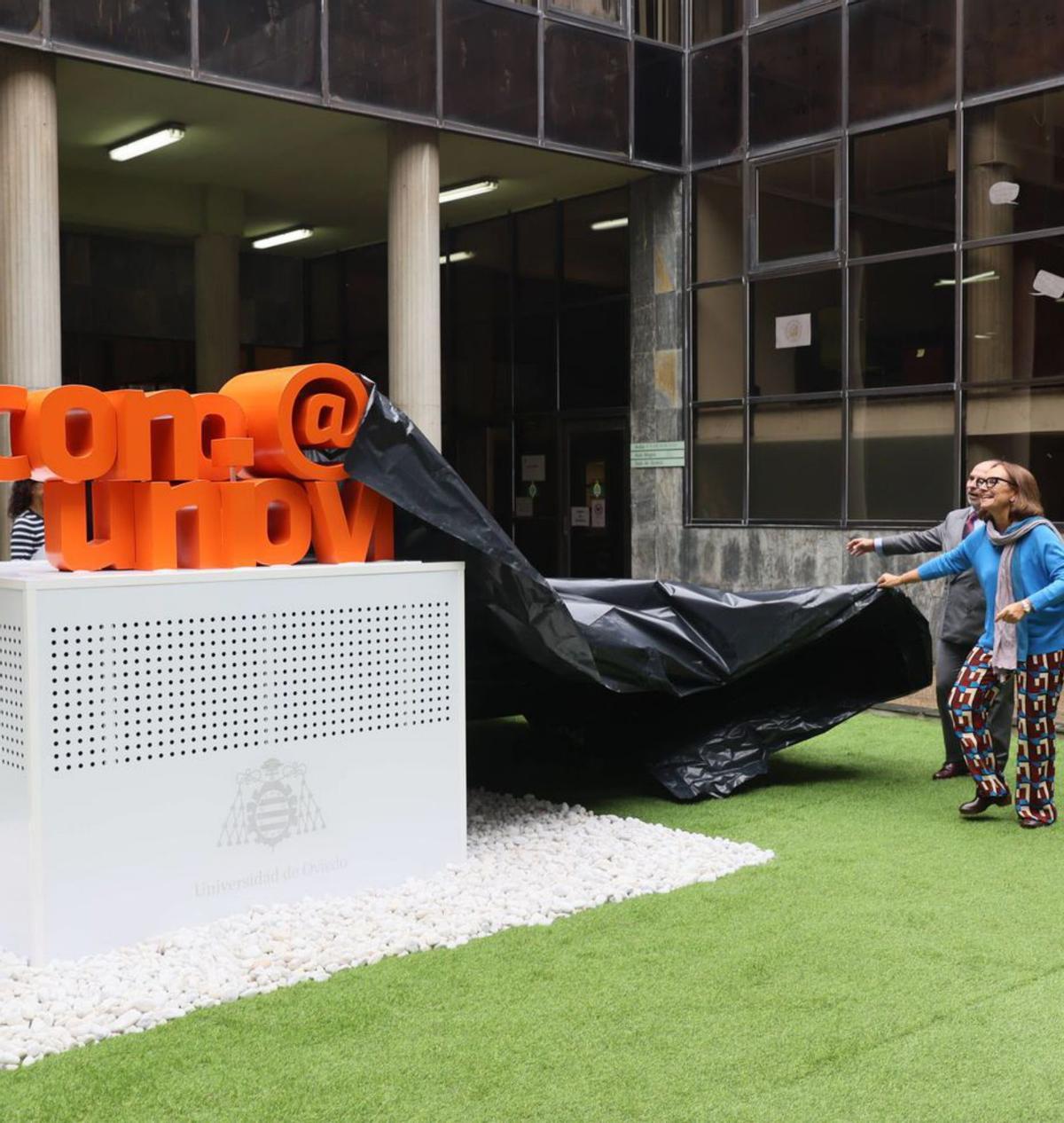 El rector de la Universidad de Oviedo, Ignacio Villaverde, y la decana de la Facultad de Economía y Empresa, Carmen Benavides, descubren un monolito conmemorativo por el medio siglo del centro académico. | MARIO CANTELI