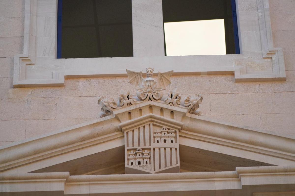 Detalle de un escudo de la fachada.