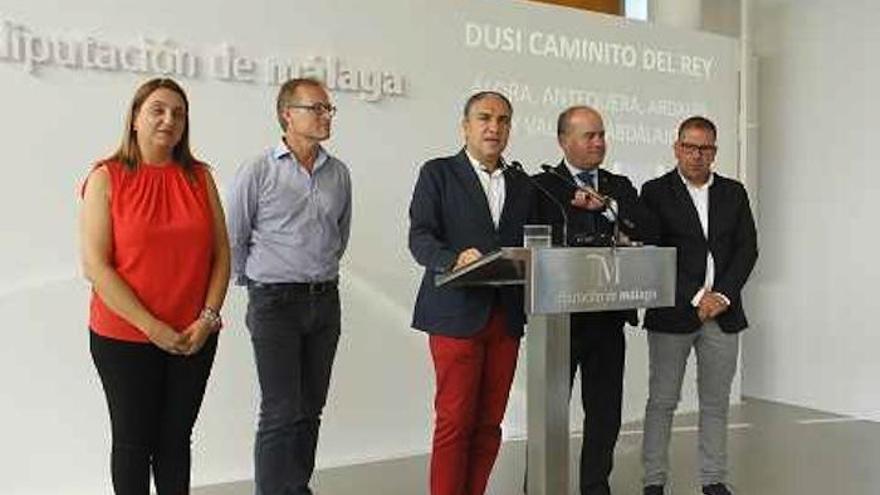 Elías Bendodo con los alcaldes de los municipios beneficiados por los fondos europeos.