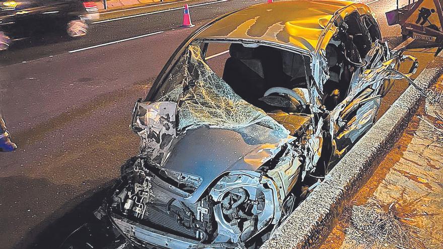 Un muerto y cuatro heridos tras arrollar un coche a un camión de carreteras en Canarias