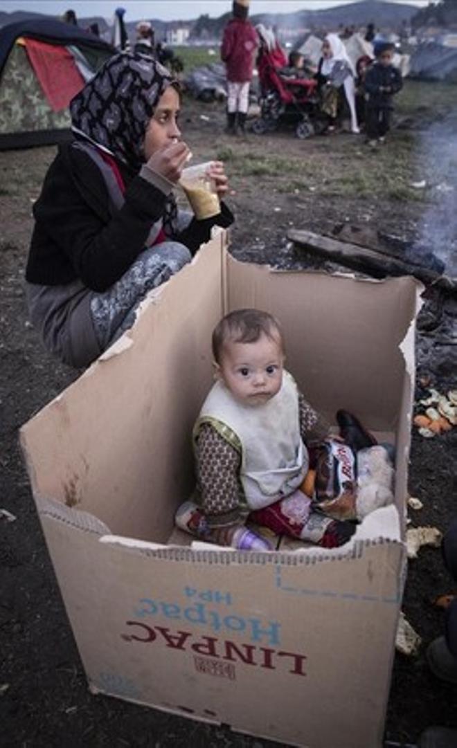 La fotografía de un bebé en una caja de cartón en medio del campo de Idomeni que se ha hecho viral