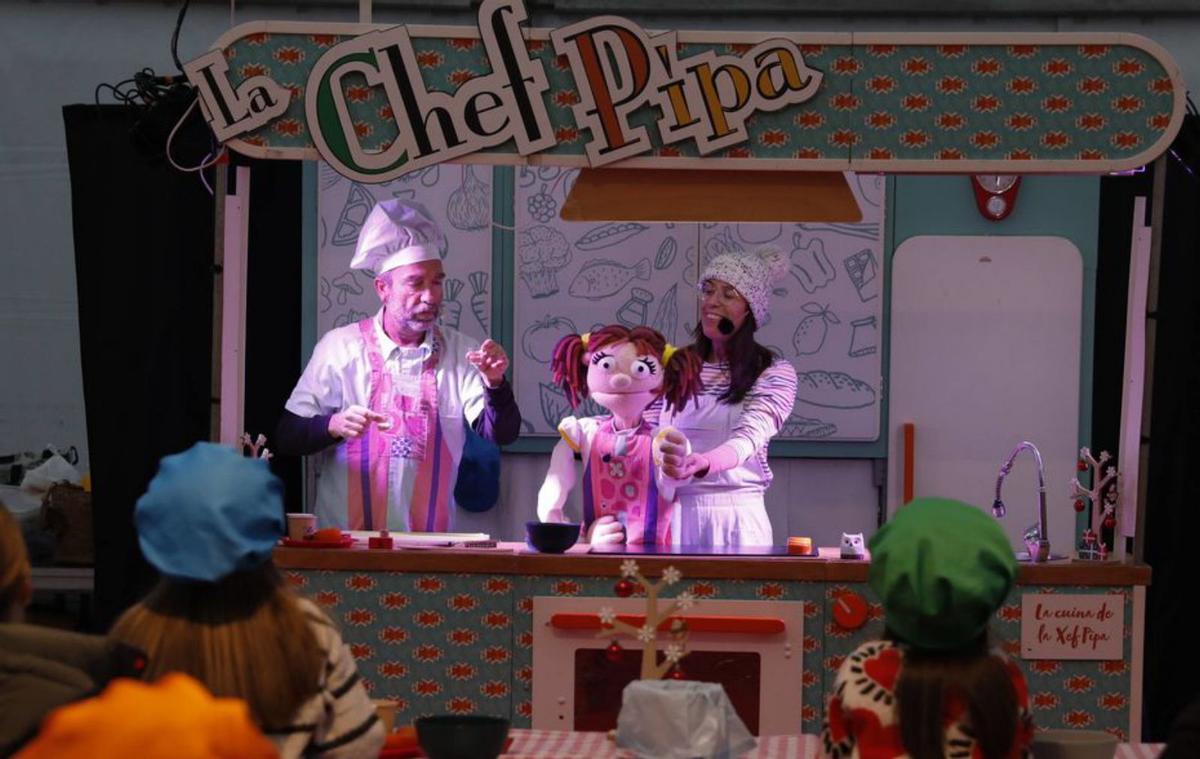 La escenografía de la Chef Pipa junto a su ayudante durante el taller. | MARA VILLAMUZA