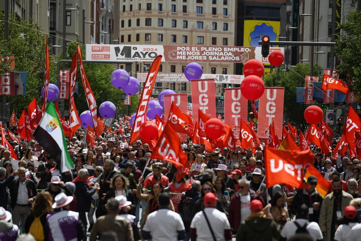 Decenas de personas durante la manifestación por el Día del Trabajador, a 1 de mayo de 2024, en Madrid (España).