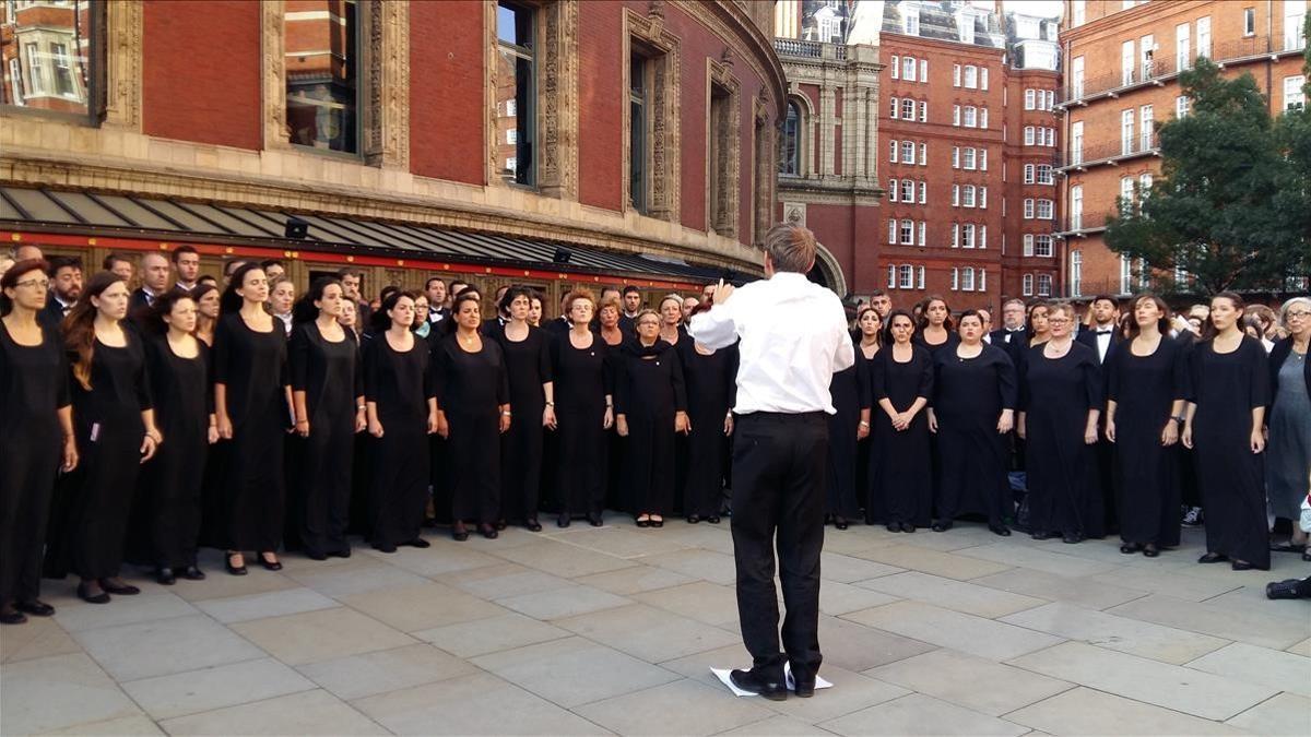 SImon Halsey dirige al Orfeó Catalá frente al Albert Hall.