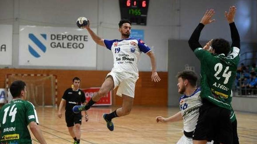 Gayoso lanza a portería. // Gustavo Santos