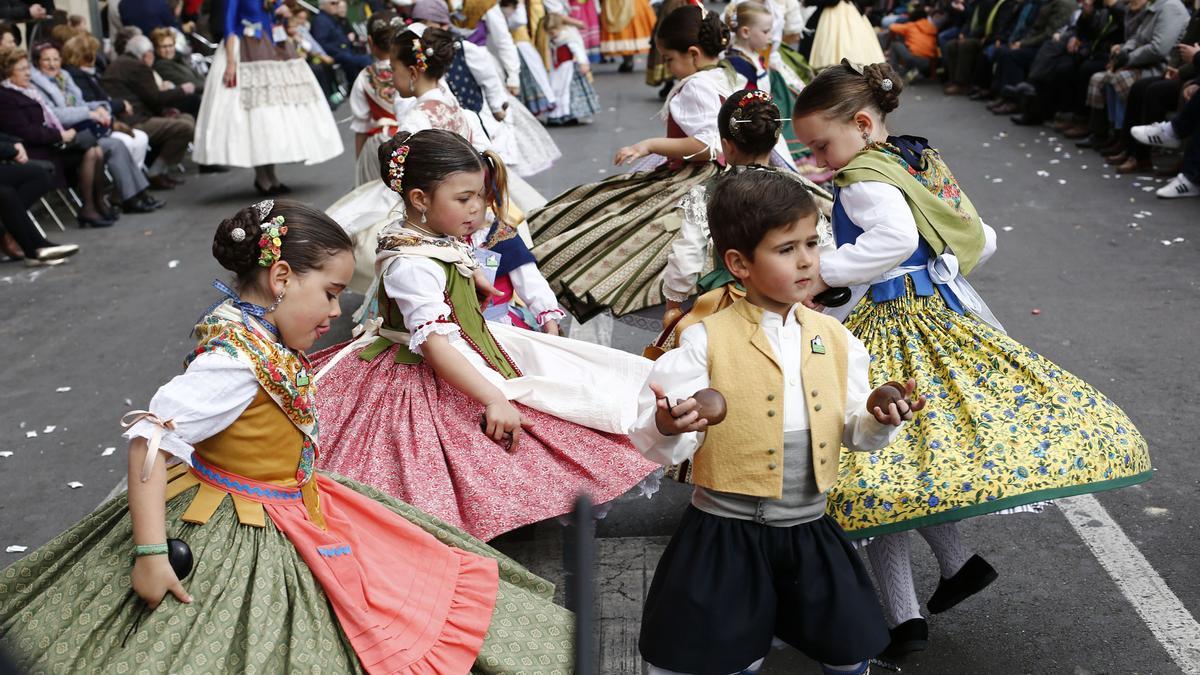 Unos niños bailan en la cabalgata de los niños durante unas fiestas de la Magdalena.