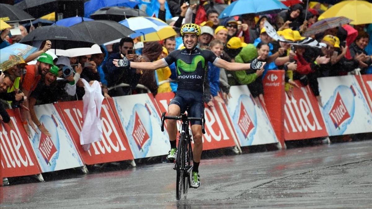 Jon Izagirre celebra su victoria de etapa en Morzine.