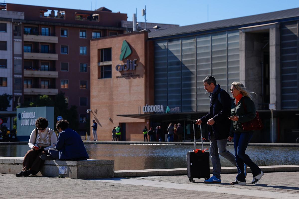 4 3 2 1. Turistas en el Puente Romano. 2. Visitantes recién llegados a Córdoba en la estación Julio Anguita. 3. Ambiente en las calles aledañas a la Mezquita-Catedral. 4. Turistas en el Patio de los Naranjos. 5. Una pareja disfruta del sol en las escaleras del exterior de la Mezquita