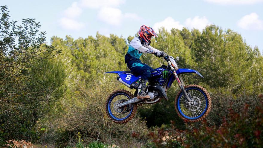 El motocross es una de las actividades que se puede practicar en la isla. | TONI ESCOBAR