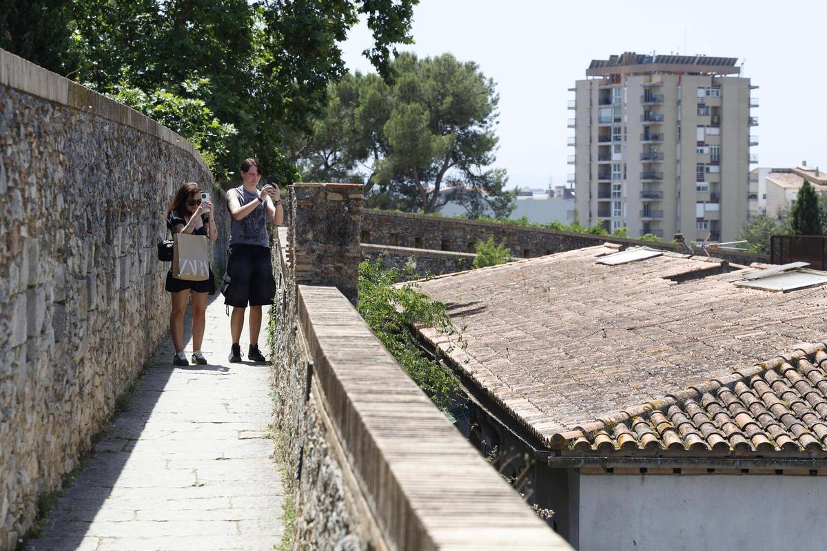 Turistes, a la muralla de Girona.