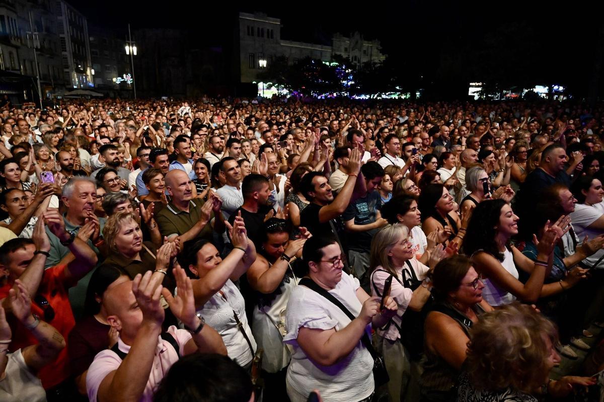 La ciudad de Pontevedra despidió ayer las Festas da Peregrina más calurosas de los últimos años con la voz de Pastora Soler. La ciudad de Pontevedra despidió ayer las Festas da Peregrina más calurosas de los últimos años con la voz de Pastora Soler.