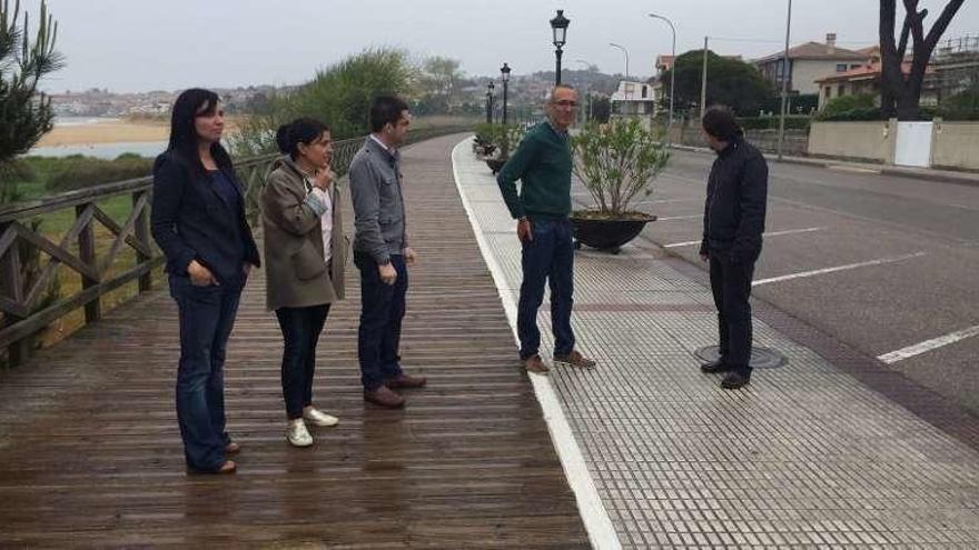 Alcalde y ediles, ayer, con los profesionales en el antiguo carril bici.