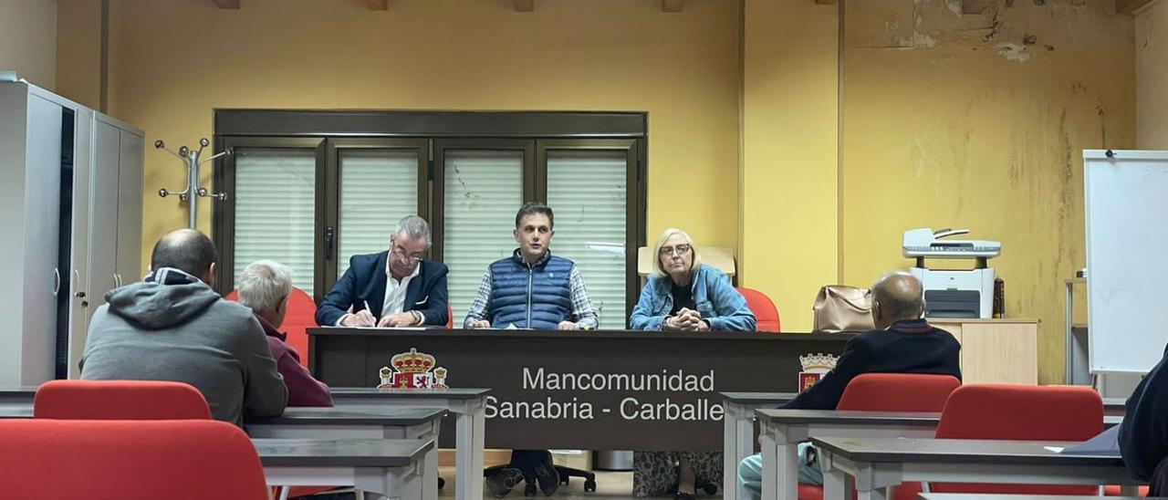 Reunión de la mancomunidad Sanabria-Carballeda sobre la recogida de residuos. | A. Saavedra