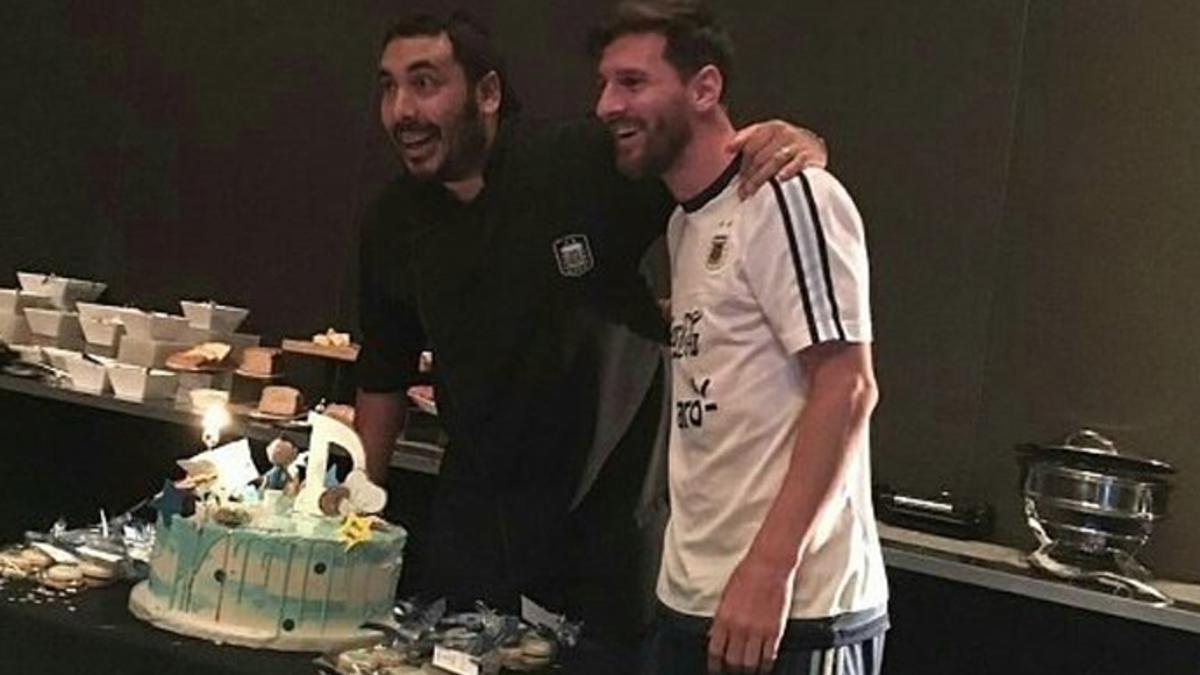 Messi, con su tarta de cumpleaños