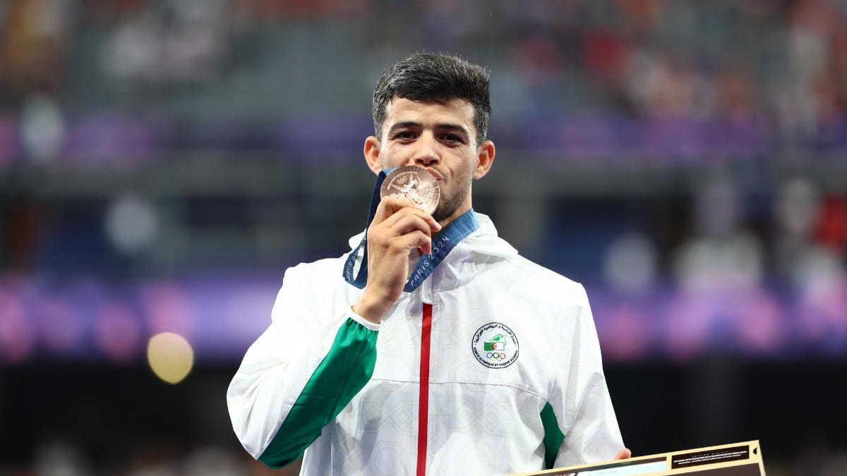 El atleta argelino Djamel Sedjati posa con su medalla de bronce en 800 metros