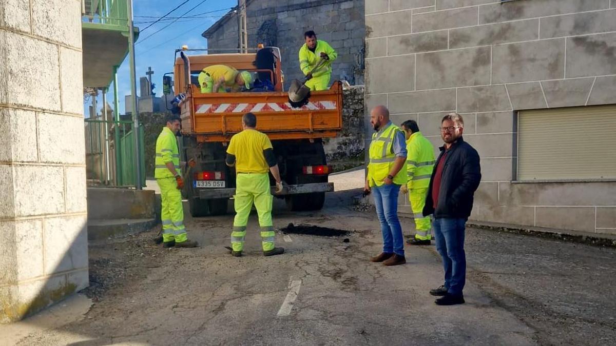 Primeras obras de bacheo en Santa Colomba de Sanabria.