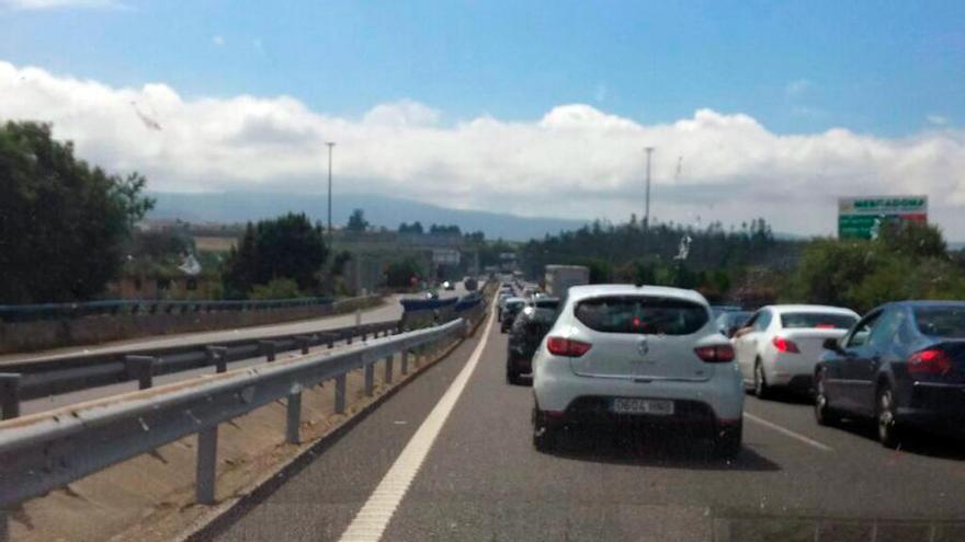 Atasco en el puente internacional de Tui // FARO