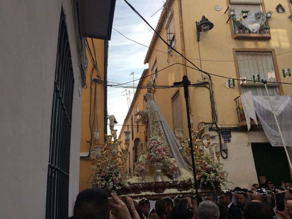 La cofradía del Rocío celebra estos días las vísperas de la solemnidad de Pentecostés y lo ha hecho este sábado con una procesión que ha comenzado a las 18.30 horas desde la casa hermandad