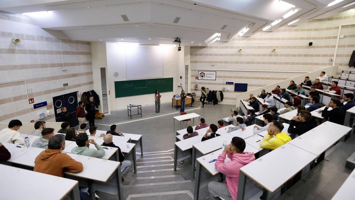 Aspirantes realizan un examen de una oposición a bombero en Córdoba.