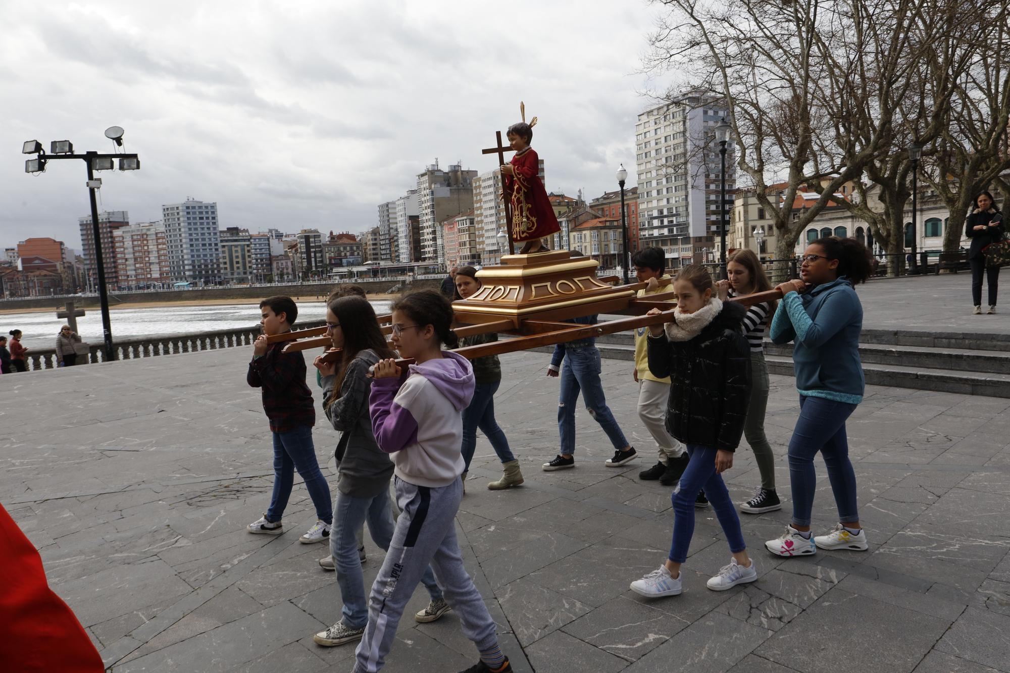 En imágenes: preparativos del Domingo de Ramos con la cofradía del Niño de los Remedios