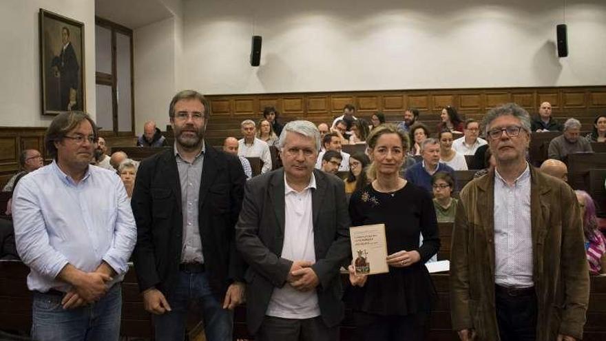 Los participantes en la jornada de clausura, ayer, en el Edificio Histórico de la Universidad. Por la izquierda: Rogelio Estrada, Alejandro García, Lorenzo Arias, Enriqueta de Valdés (Fundación Cardín) y Avelino Gutiérrez.