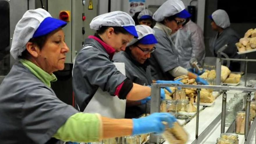 Mujeres elaborando conserva de atún en una conservera de Cambados.  // Iñaki Abella