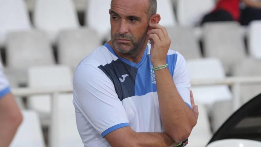 El técnico Alberto Monteagudo durante un duelo de la pretemporada en el Cartagonova.