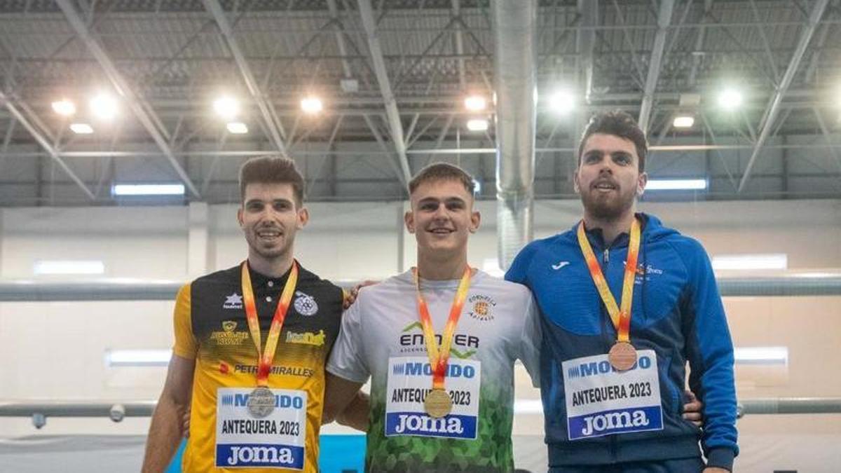 Eloi Santafé, a l'esquerre del podi de la prova d'heptatló amb la medalla de plata