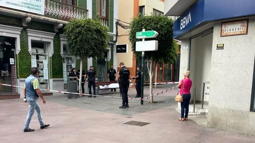 Muere un hombre sentado en un banco en Telde