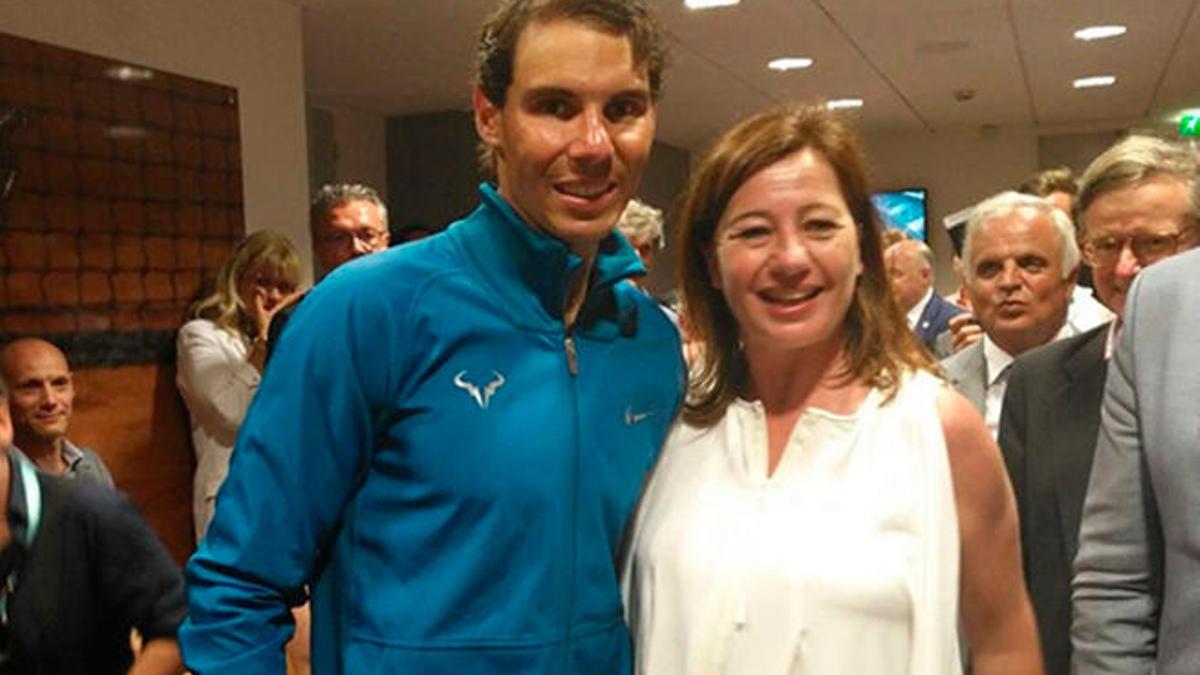El tenista Rafa Nadal junto a la secretaria general del PSIB-PSOE, Francina Armengol