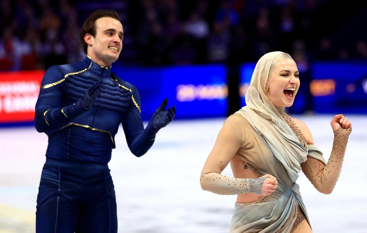 Tim Dieck y Olivia Smart, tras completar su programa libre en el Mundial de Patinaje en Praga.