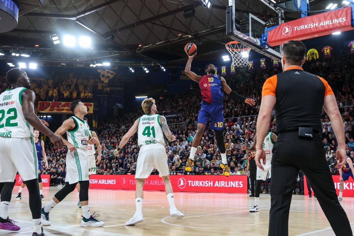 Metu trata de machacar el aro del PAO aunque su balón salió despedido del aro