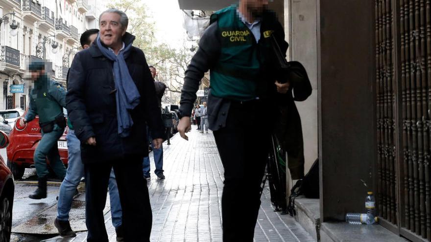 El abogado José María Corbín entra en su despacho custodiado por dos agentes de la UCO el pasado martes.