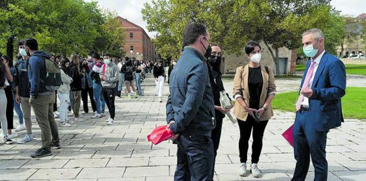 El rector de la USAL, Ricardo Rivero (derecha), conversa con un grupo de profesores. | Jose Luis Fernández