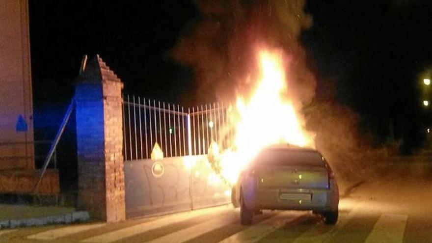 S&#039;incendia un cotxe en xocar contra una porta a Manresa