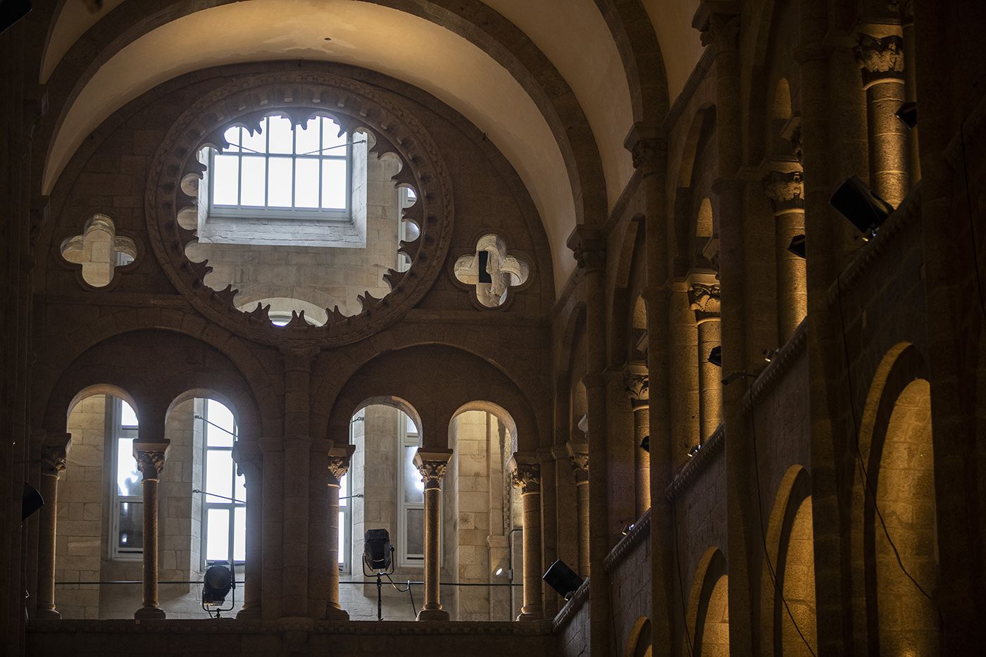 interior de la catedral de Santiago Oscar Corral.jpg