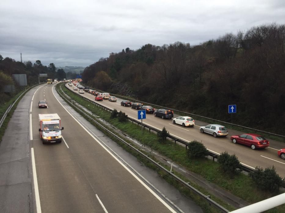 Un accidente en la "Y" provoca varios kilómetros de atasco  en dirección Oviedo