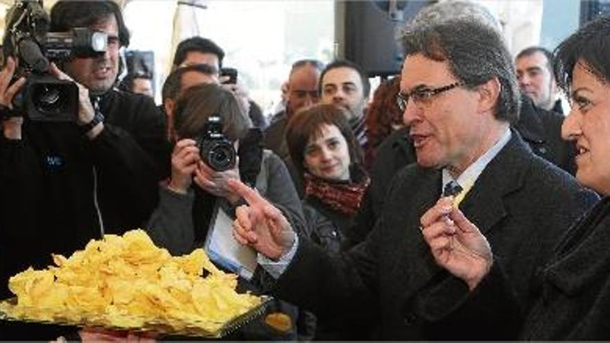 El president Mas va tastar una de les famoses patates xip casolanes de Frit Ravich.