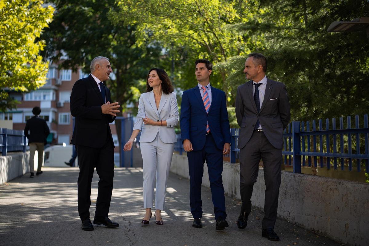 La presidenta de la Comunidad de Madrid, Isabel Díaz Ayuso, junto al Consejero de Educación, Ciencia y Universidades, Emilio Viciana Duro (2d).