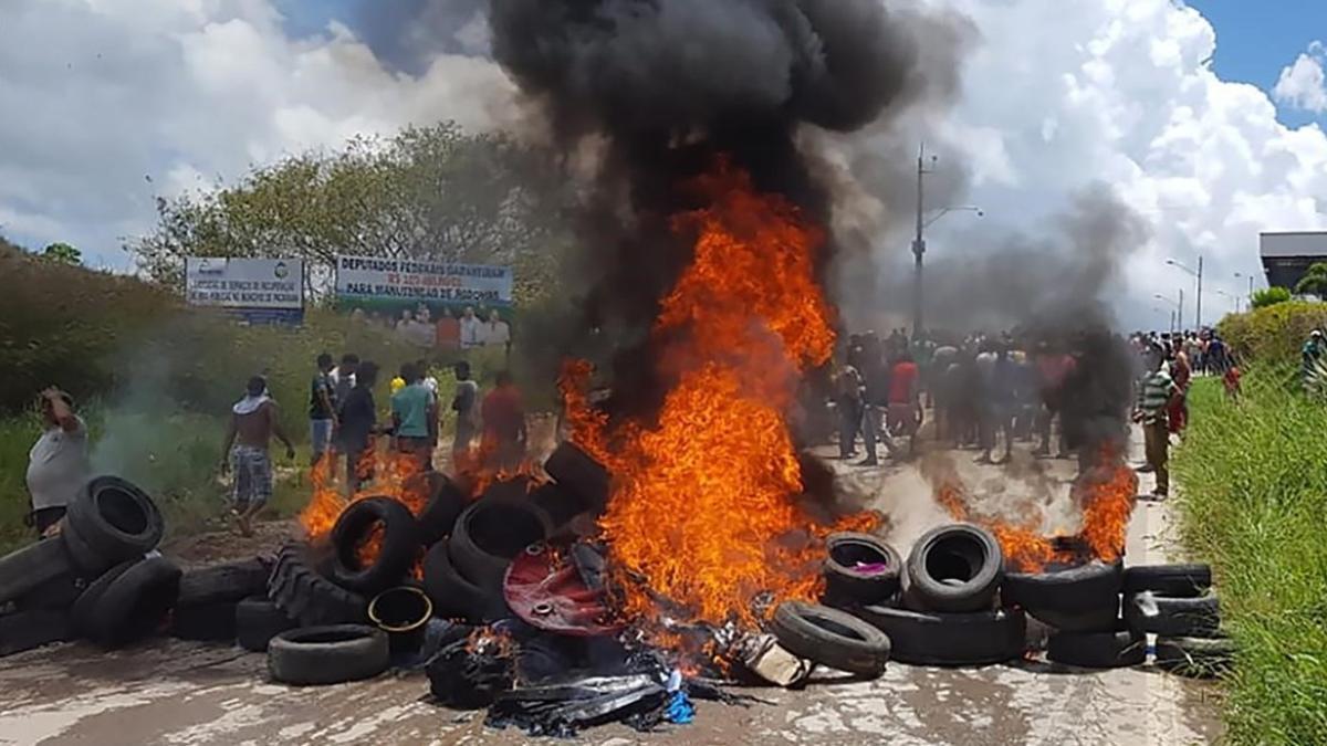 zentauroepp44703519 residents of the brazilian border town of pacaraima burn tyr180819184048