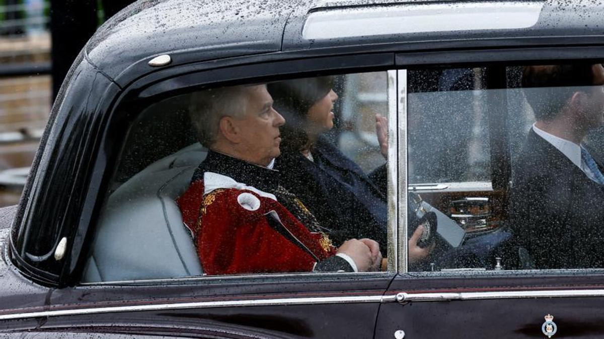 El príncipe Andrés de Gran Bretaña viaja en automóvil para asistir a la ceremonia de coronación del rey Carlos y la reina Camila de Gran Bretaña en la Abadía de Westminster, en Londres, Gran Bretaña, el 6 de mayo de 2023.