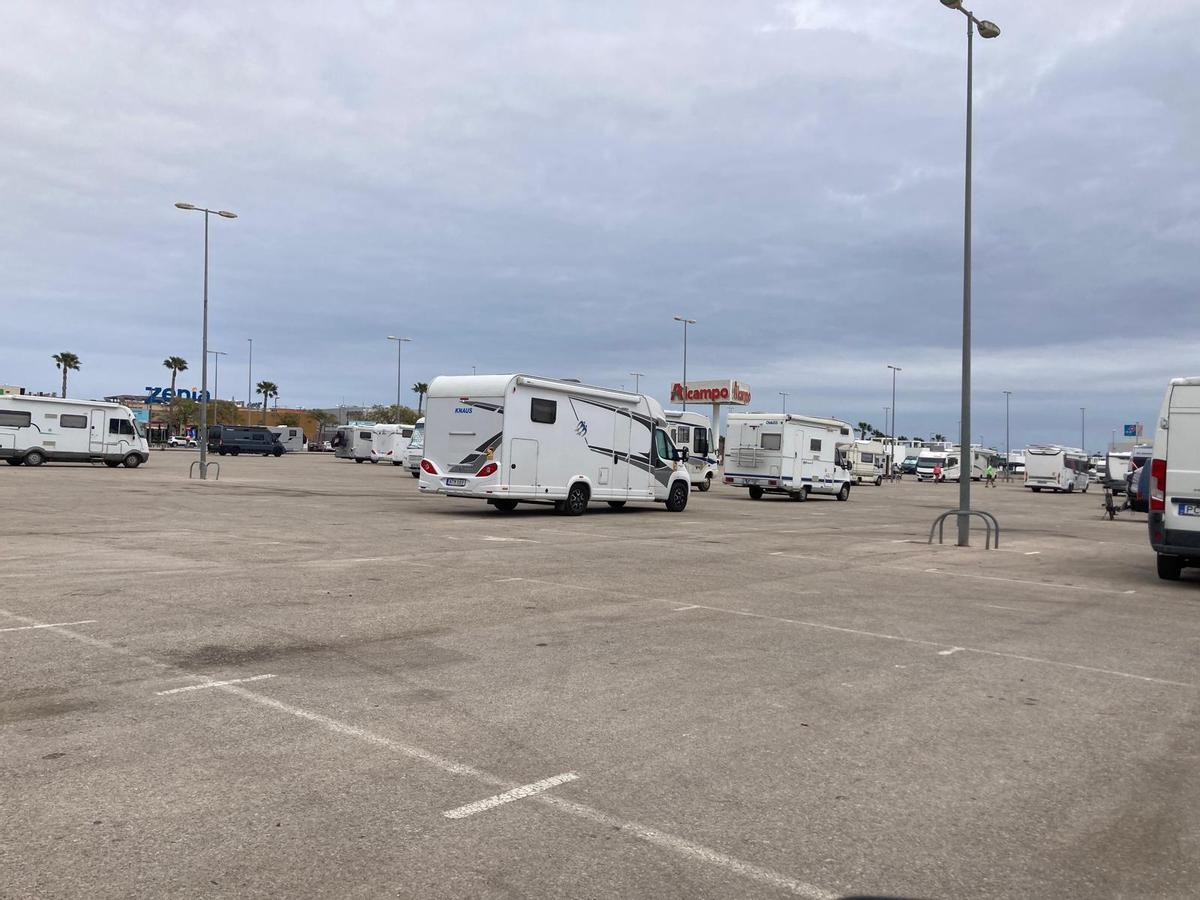 Autocaravanas en el aparcamiento municipal situado junto al centro comercial de Orihuela Costa